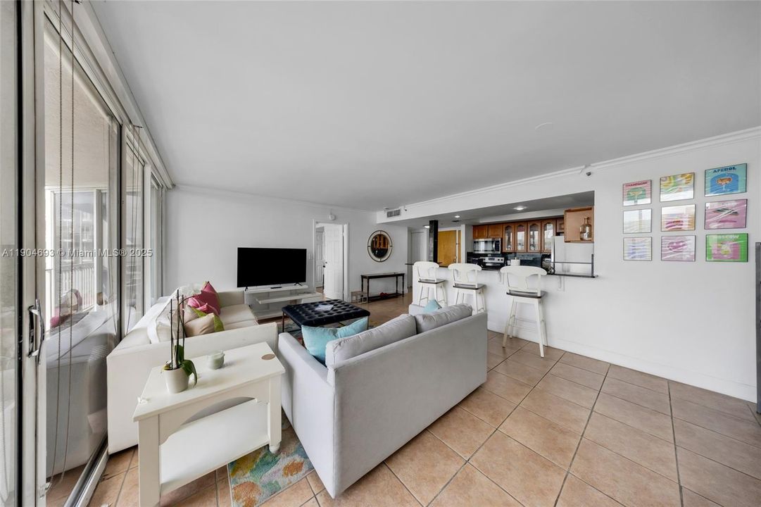 For Sale: $375,000 (2 beds, 2 baths, 1030 Square Feet)