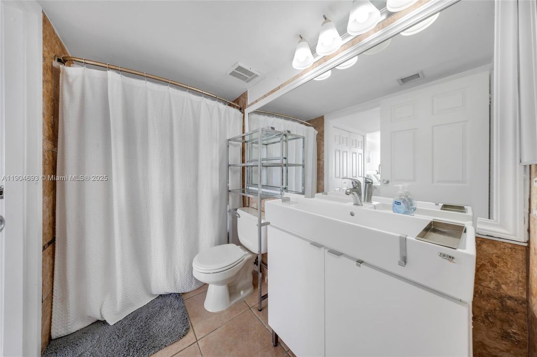 For Sale: $375,000 (2 beds, 2 baths, 1030 Square Feet)