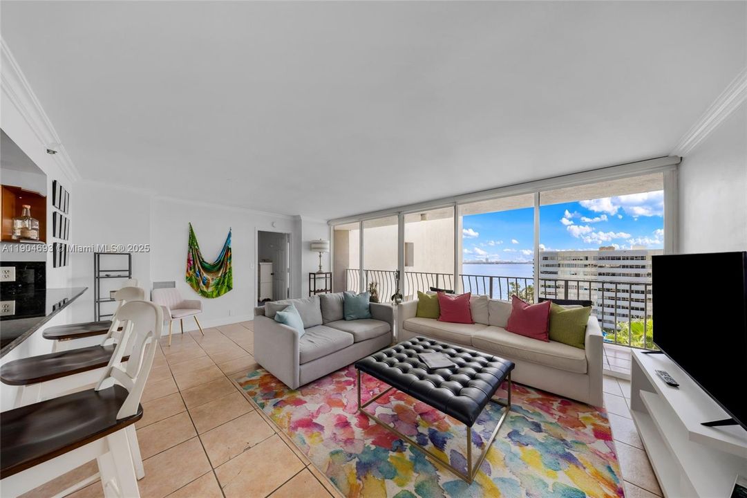 For Sale: $375,000 (2 beds, 2 baths, 1030 Square Feet)