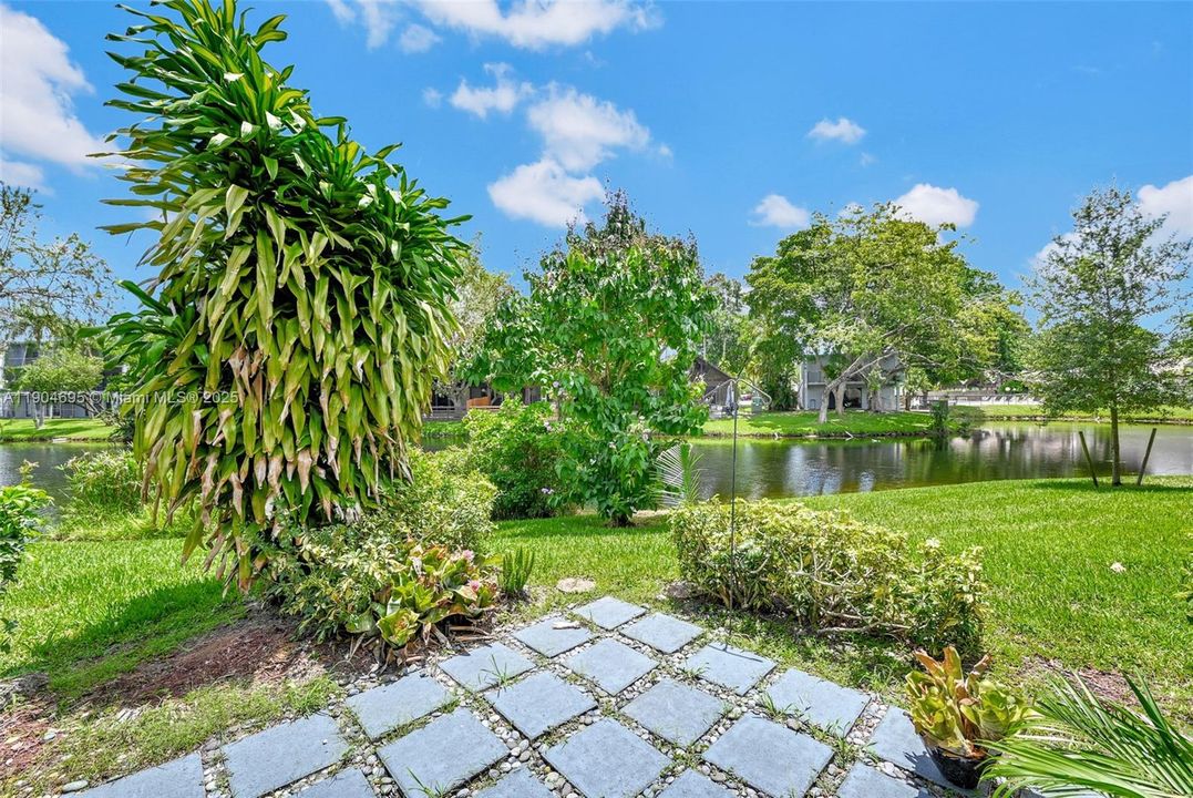 For Sale: $342,999 (2 beds, 2 baths, 1224 Square Feet)