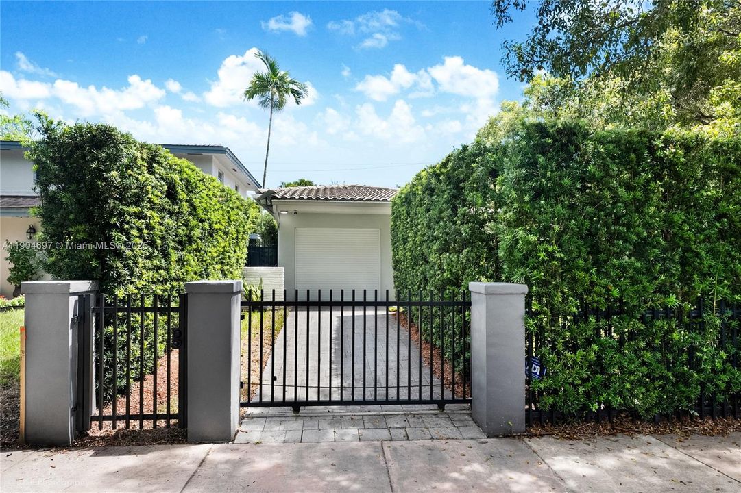 Active With Contract: $5,800 (3 beds, 2 baths, 1265 Square Feet)