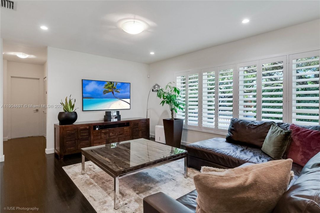 Active With Contract: $5,800 (3 beds, 2 baths, 1265 Square Feet)