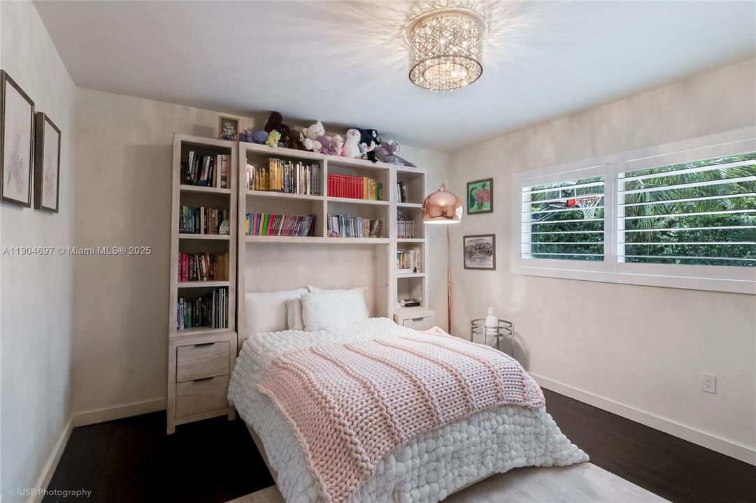 Active With Contract: $5,800 (3 beds, 2 baths, 1265 Square Feet)