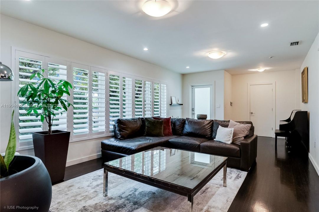 Active With Contract: $5,800 (3 beds, 2 baths, 1265 Square Feet)