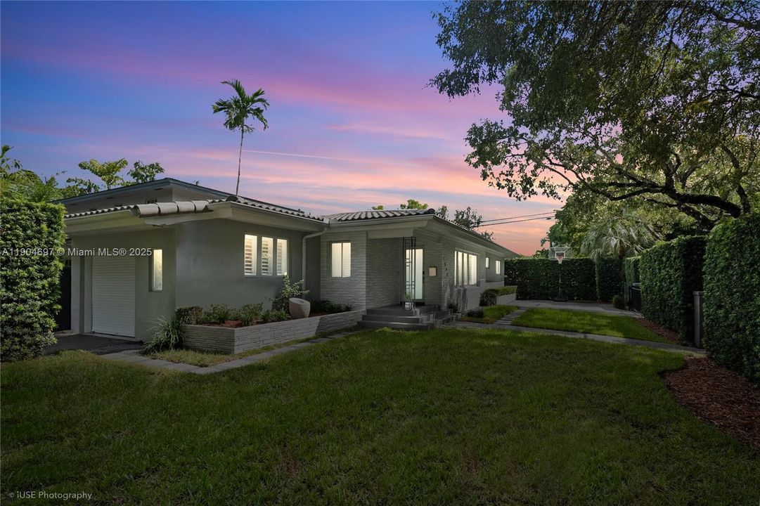 Active With Contract: $5,800 (3 beds, 2 baths, 1265 Square Feet)