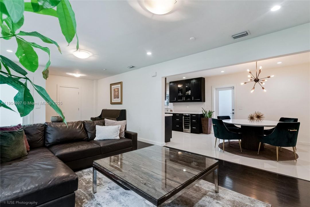 Active With Contract: $5,800 (3 beds, 2 baths, 1265 Square Feet)