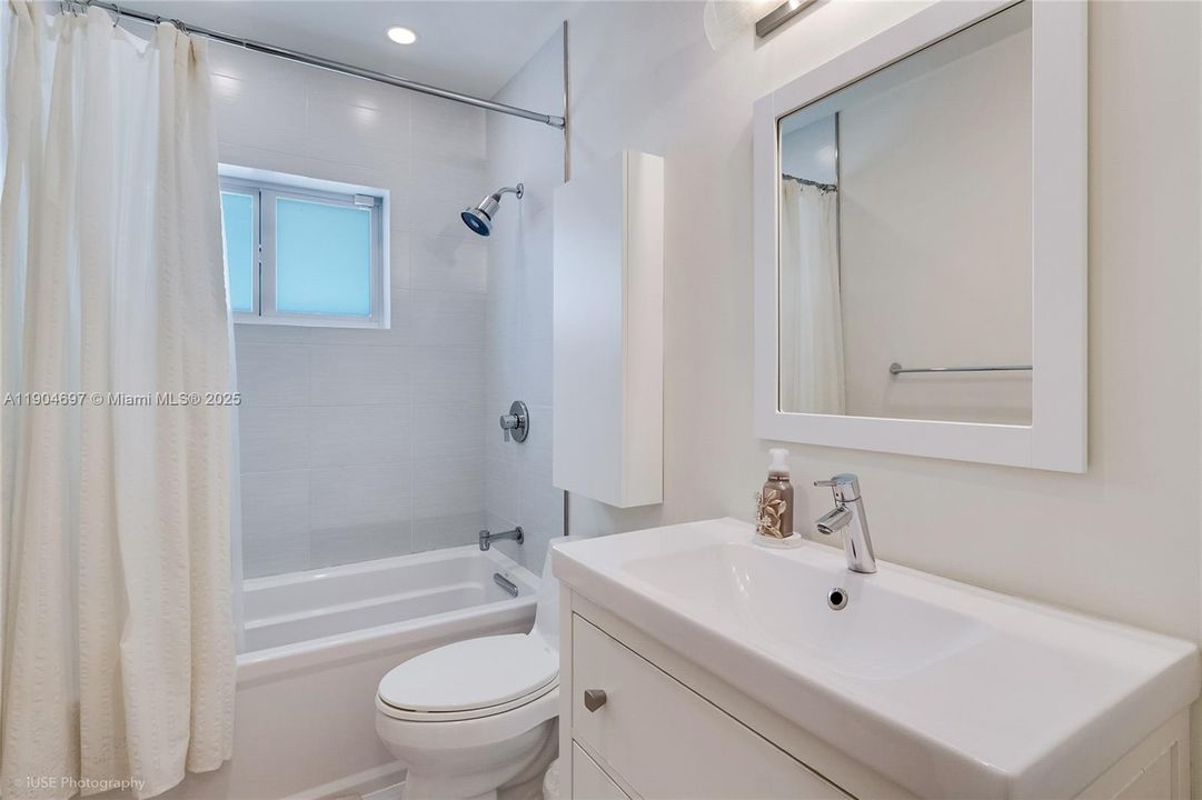 Active With Contract: $5,800 (3 beds, 2 baths, 1265 Square Feet)