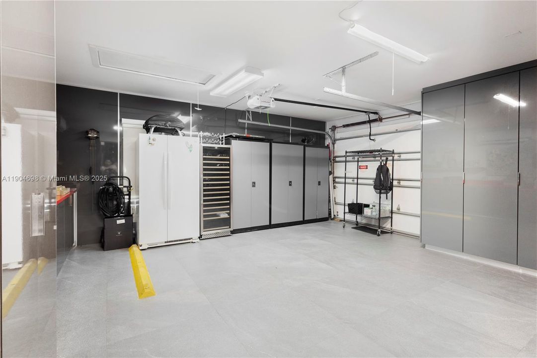 Active With Contract: $1,075,000 (3 beds, 2 baths, 2037 Square Feet)