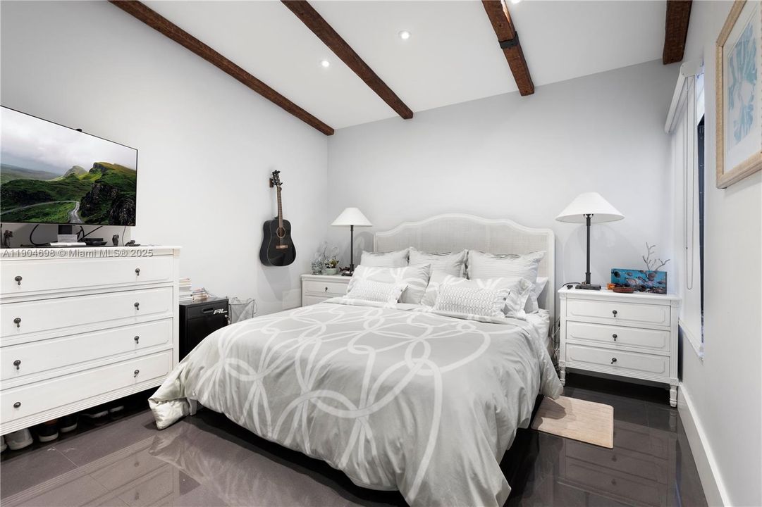 Active With Contract: $1,075,000 (3 beds, 2 baths, 2037 Square Feet)