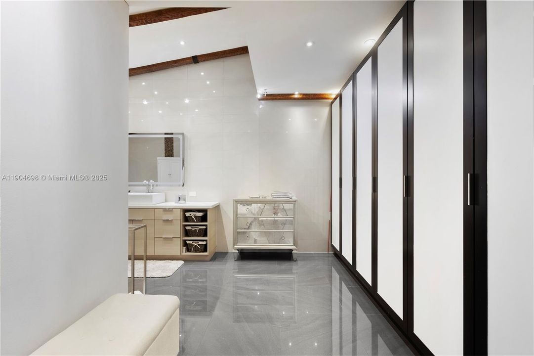 Active With Contract: $1,075,000 (3 beds, 2 baths, 2037 Square Feet)