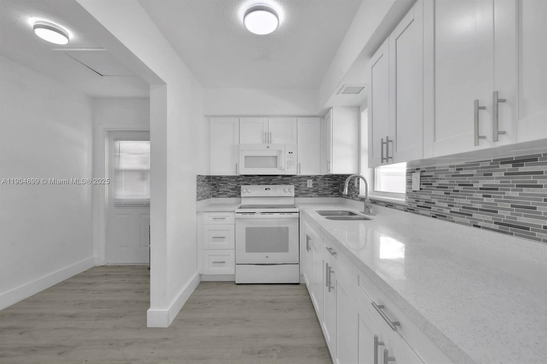 For Sale: $339,000 (2 beds, 1 baths, 1204 Square Feet)