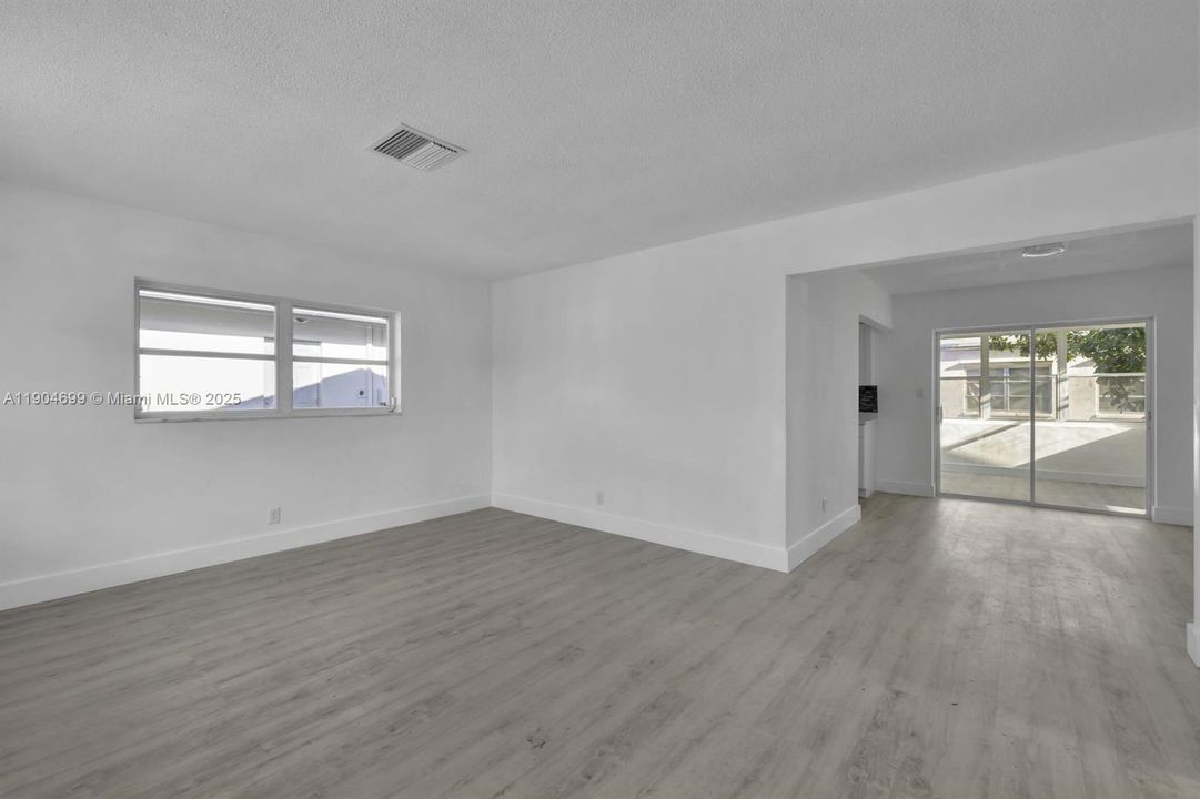 For Sale: $339,000 (2 beds, 1 baths, 1204 Square Feet)