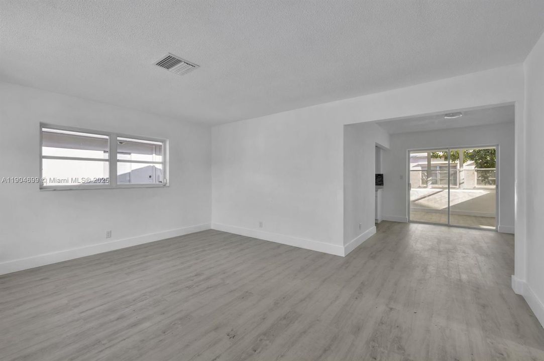 For Sale: $339,000 (2 beds, 1 baths, 1204 Square Feet)