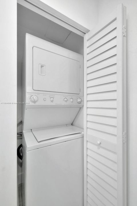 For Sale: $339,000 (2 beds, 1 baths, 1204 Square Feet)