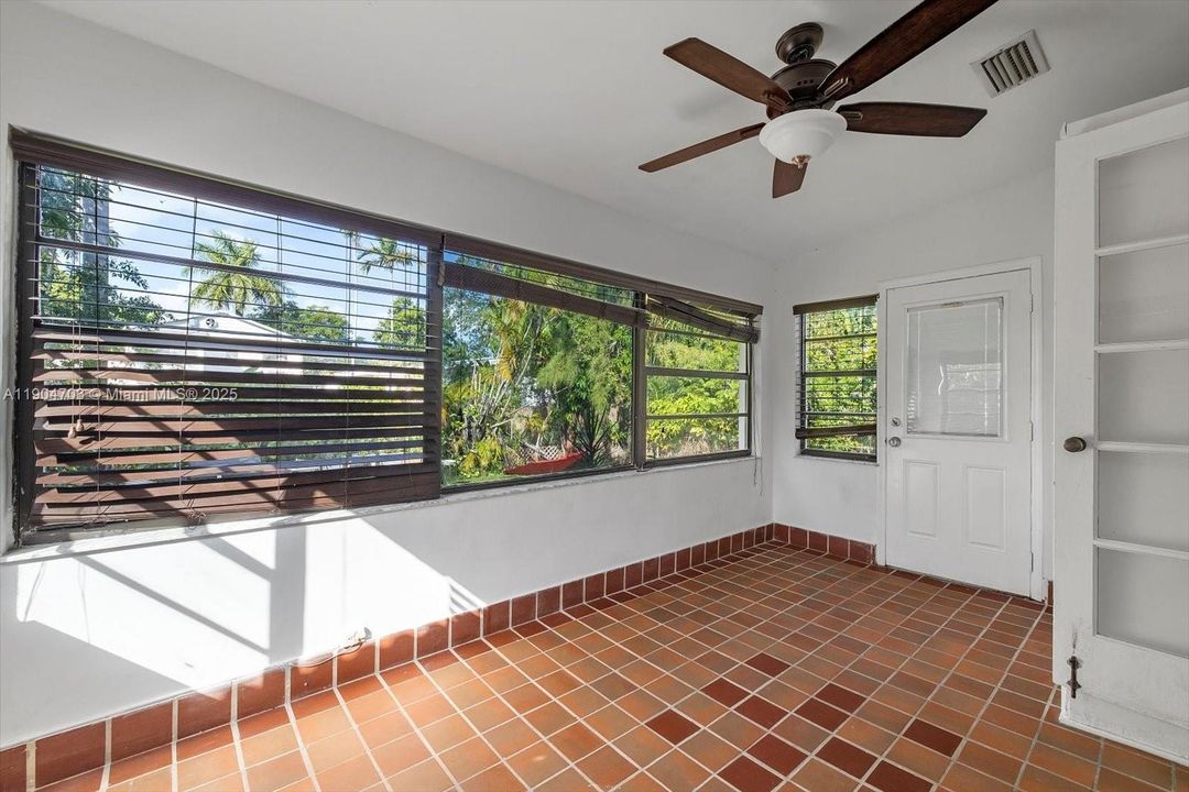 待售: $1,500,000 (3 贝兹, 2 浴室, 1355 平方英尺)