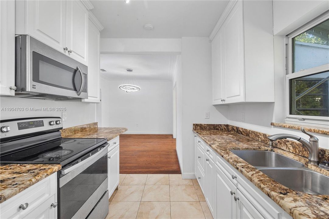 待售: $1,500,000 (3 贝兹, 2 浴室, 1355 平方英尺)