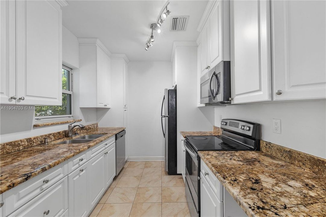 待售: $1,500,000 (3 贝兹, 2 浴室, 1355 平方英尺)