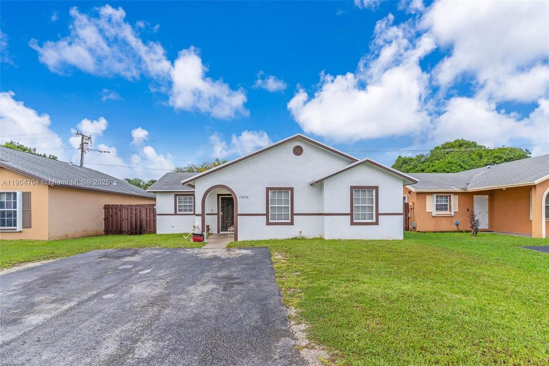 For Sale: $469,000 (3 beds, 2 baths, 1197 Square Feet)