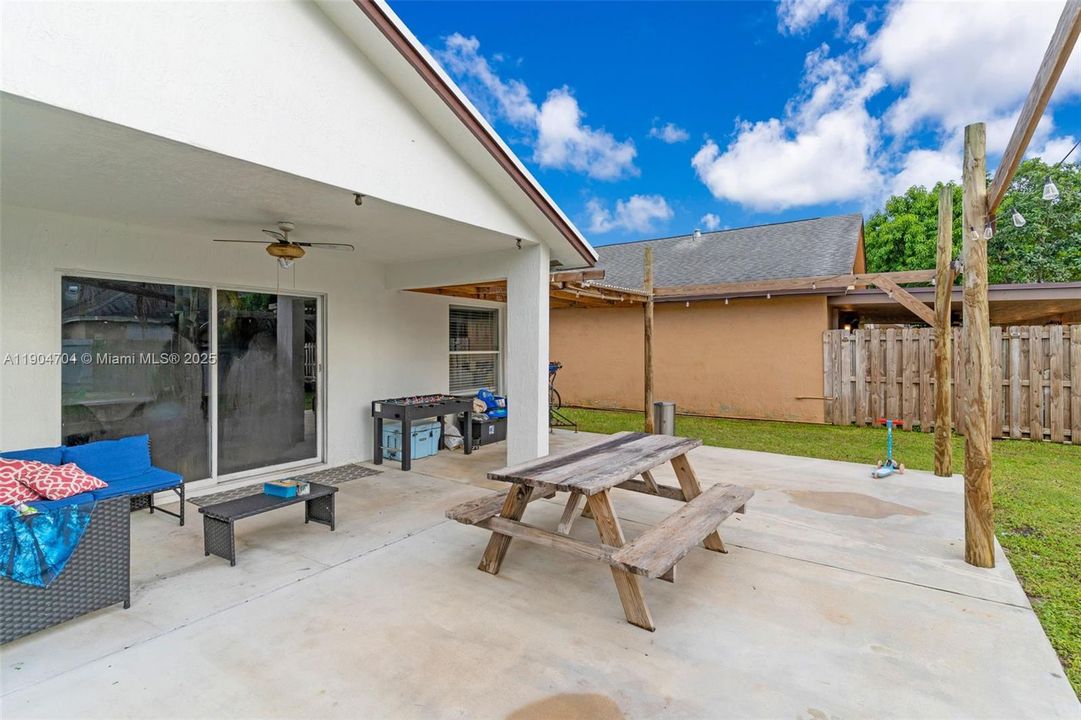 For Sale: $469,000 (3 beds, 2 baths, 1197 Square Feet)