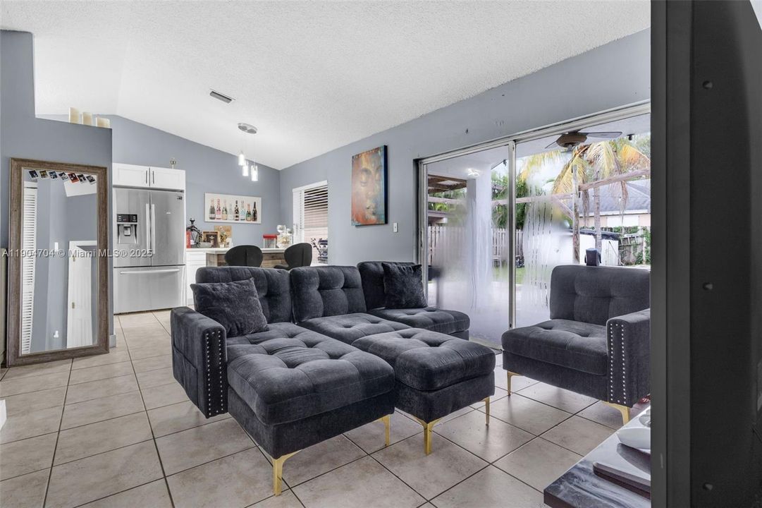 For Sale: $469,000 (3 beds, 2 baths, 1197 Square Feet)