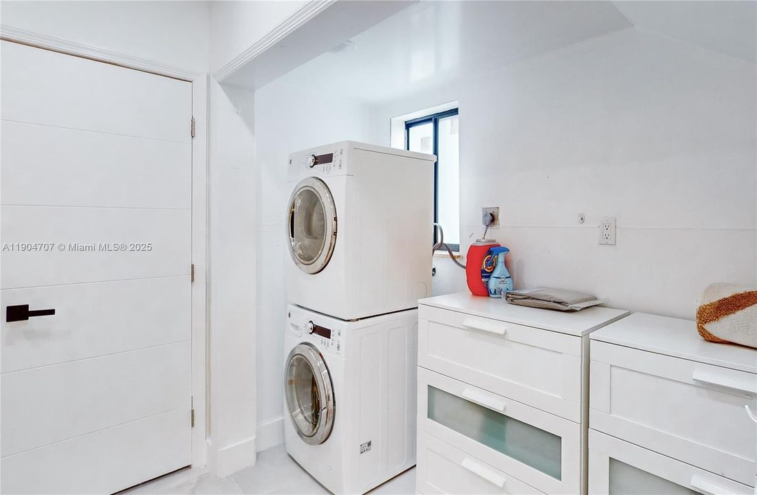 Recently Rented: $4,800 (4 beds, 2 baths, 2020 Square Feet)