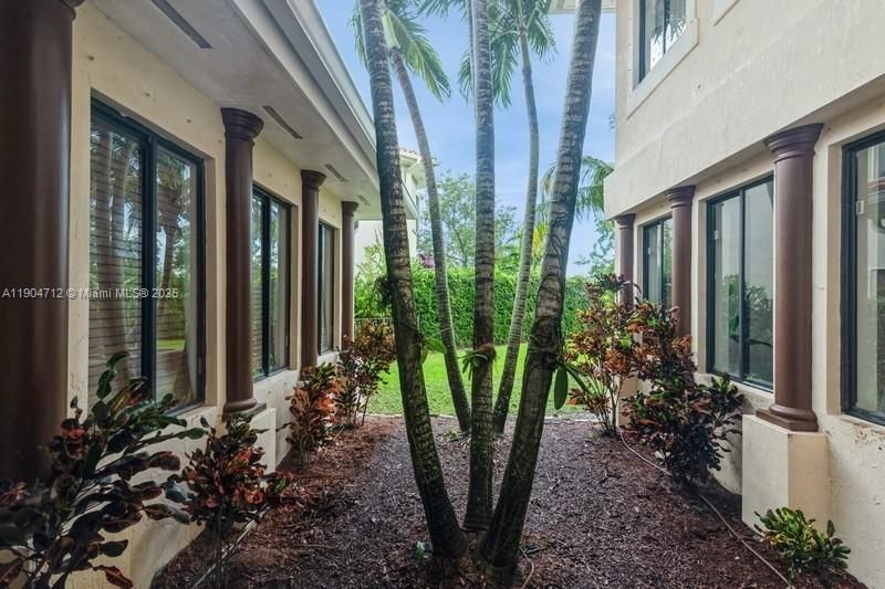 For Sale: $1,050,000 (5 beds, 5 baths, 3479 Square Feet)