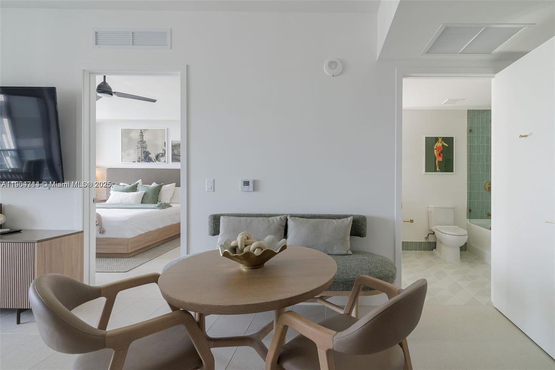 For Sale: $560,000 (1 beds, 1 baths, 588 Square Feet)