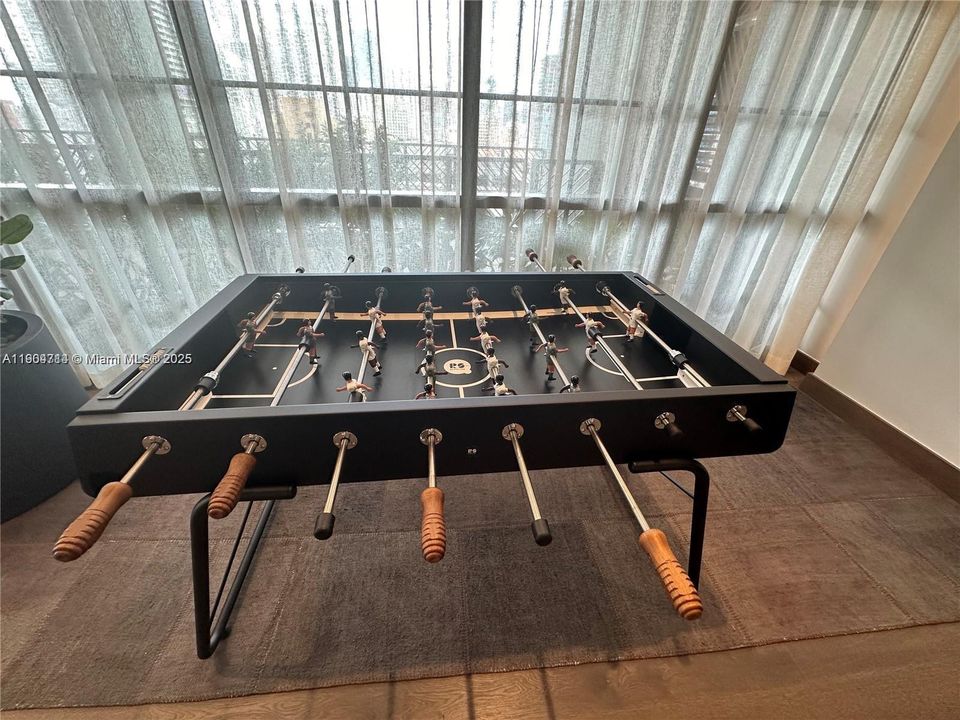 For Sale: $560,000 (1 beds, 1 baths, 588 Square Feet)