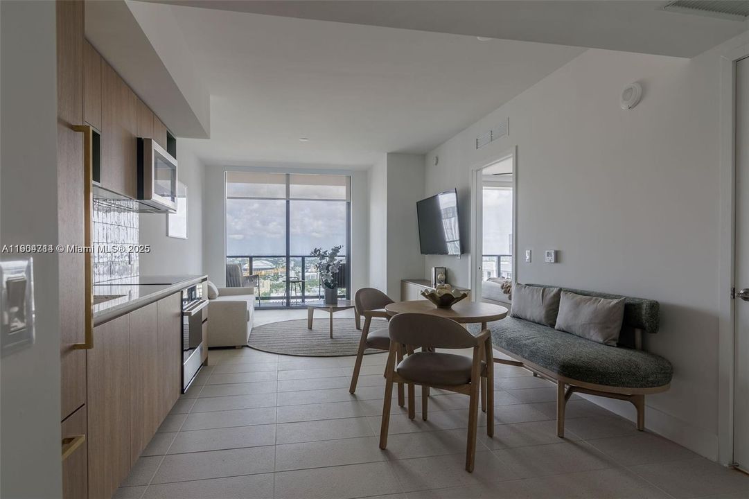 For Sale: $560,000 (1 beds, 1 baths, 588 Square Feet)