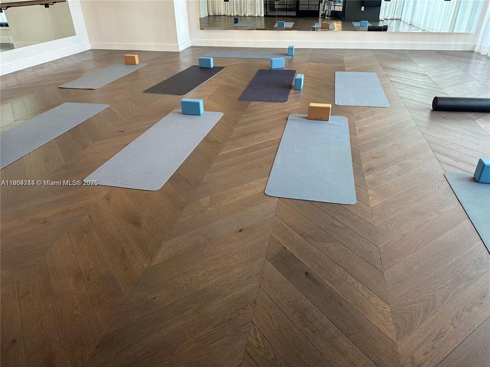 For Sale: $560,000 (1 beds, 1 baths, 588 Square Feet)