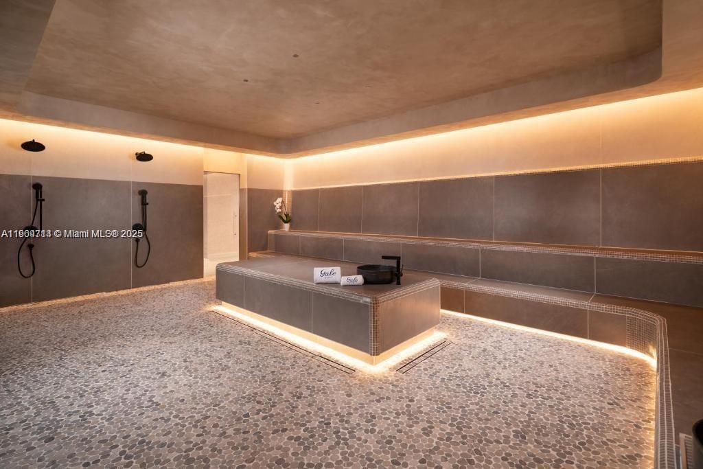 For Sale: $560,000 (1 beds, 1 baths, 588 Square Feet)