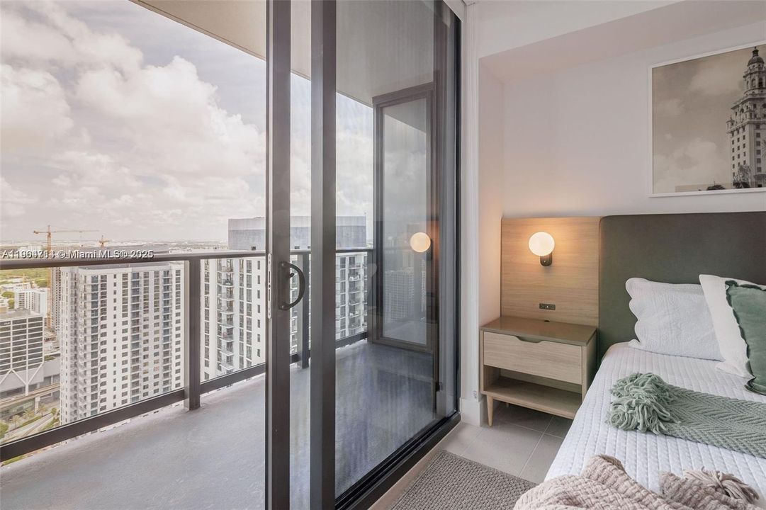 For Sale: $560,000 (1 beds, 1 baths, 588 Square Feet)