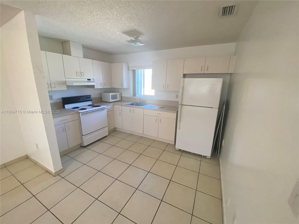 For Rent: $1,750 (1 beds, 1 baths, 700 Square Feet)