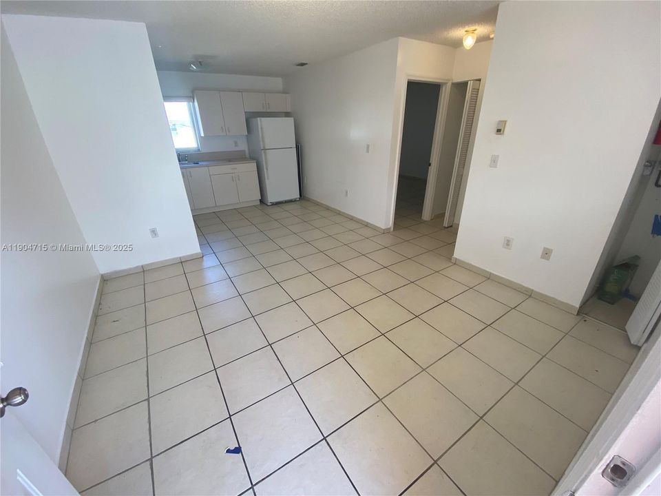 For Rent: $1,750 (1 beds, 1 baths, 700 Square Feet)