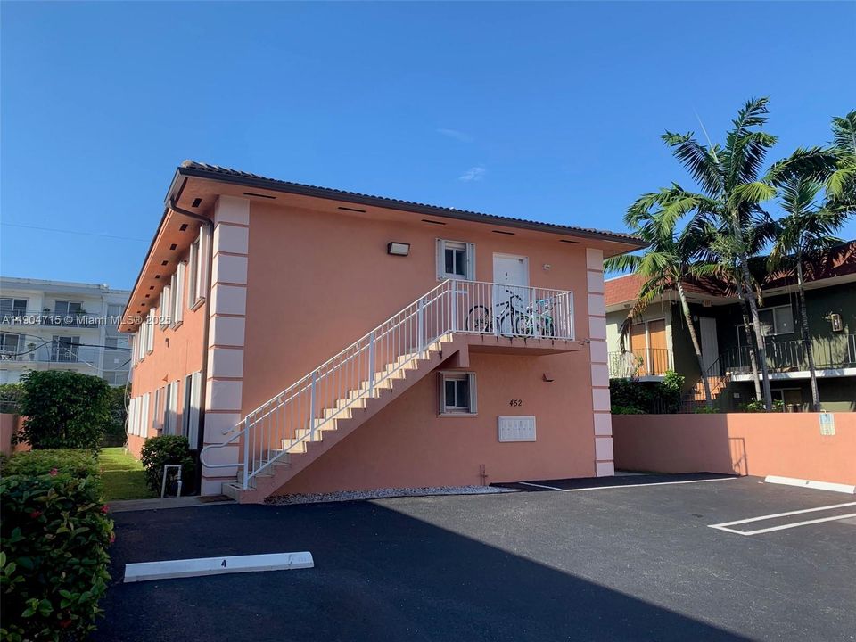 For Rent: $1,750 (1 beds, 1 baths, 700 Square Feet)