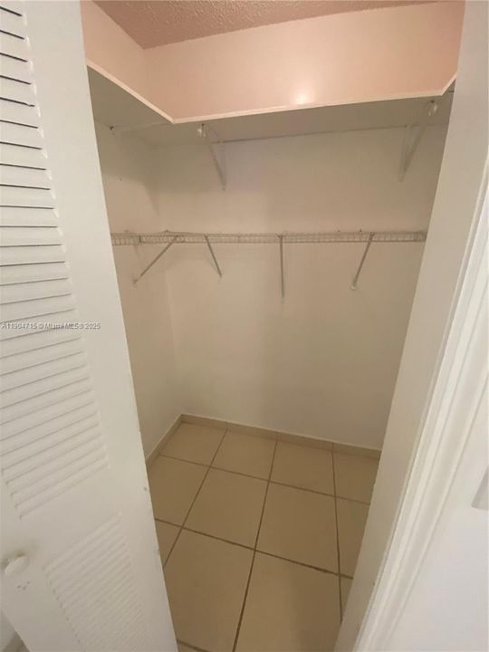 For Rent: $1,750 (1 beds, 1 baths, 700 Square Feet)