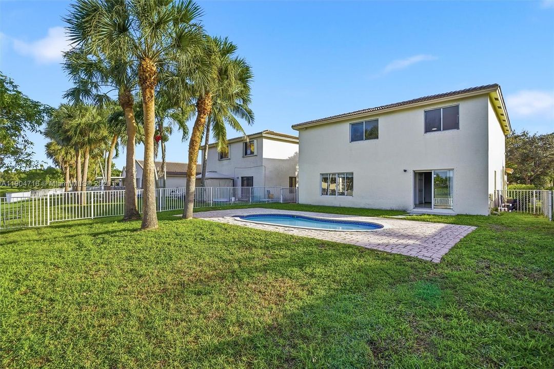 На продажу: $675,000 (4 спален, 2 ванн, 2049 Квадратных фут)