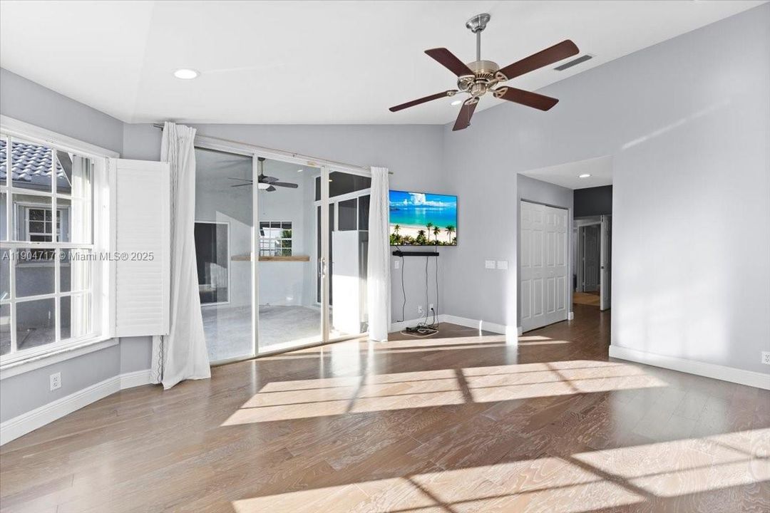 For Rent: $6,800 (5 beds, 2 baths, 2604 Square Feet)