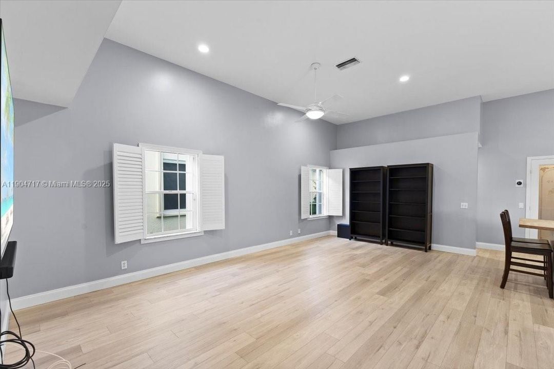 For Rent: $6,800 (5 beds, 2 baths, 2604 Square Feet)