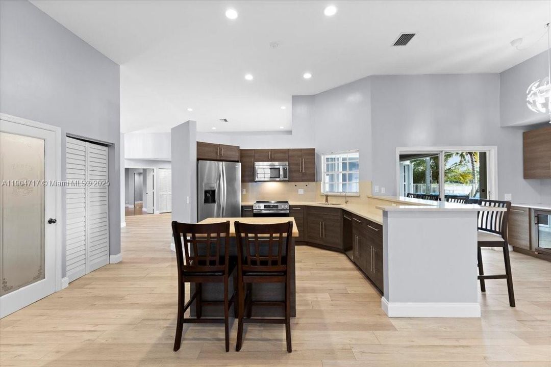 For Rent: $6,800 (5 beds, 2 baths, 2604 Square Feet)