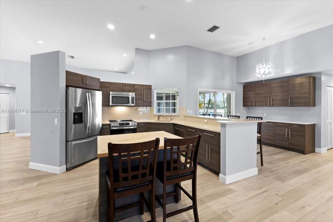 For Rent: $6,800 (5 beds, 2 baths, 2604 Square Feet)