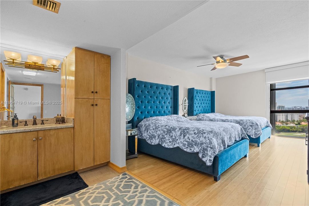 For Rent: $3,200 (2 beds, 2 baths, 996 Square Feet)