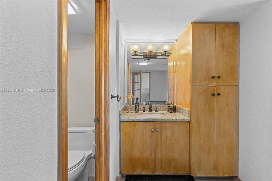 For Rent: $3,200 (2 beds, 2 baths, 996 Square Feet)