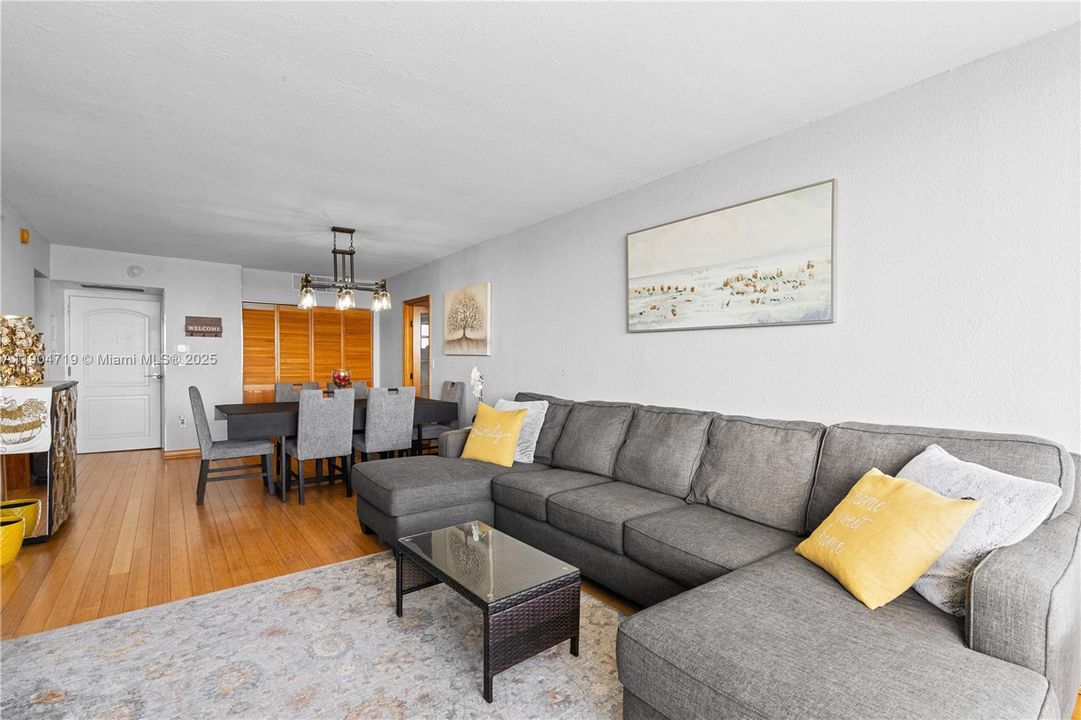 For Rent: $3,200 (2 beds, 2 baths, 996 Square Feet)