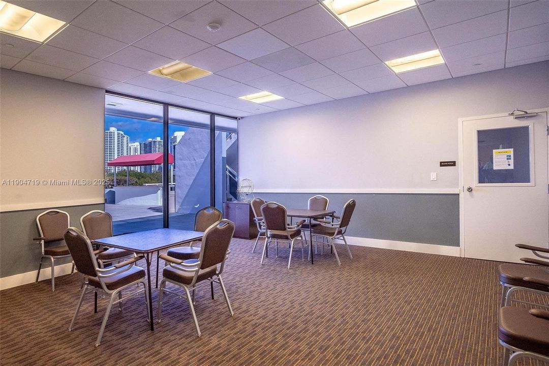 For Rent: $3,200 (2 beds, 2 baths, 996 Square Feet)