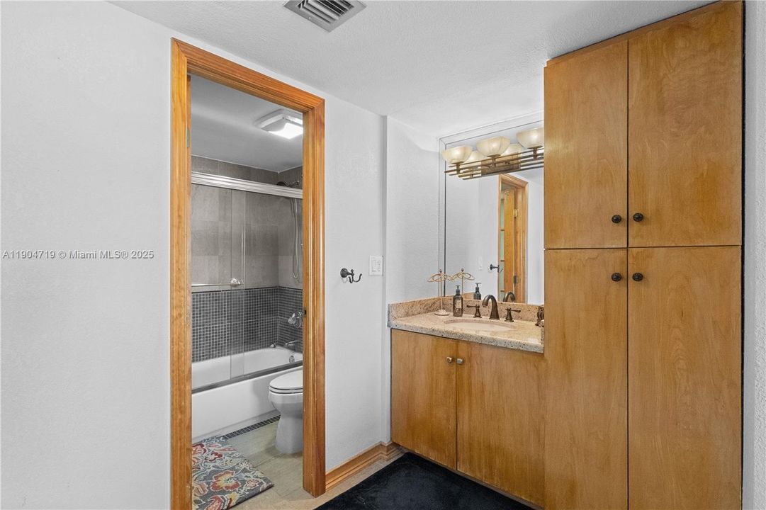 For Rent: $3,200 (2 beds, 2 baths, 996 Square Feet)