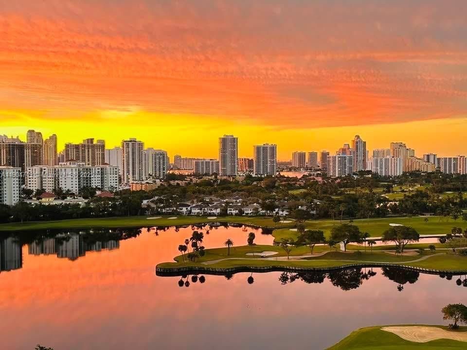 For Rent: $3,200 (2 beds, 2 baths, 996 Square Feet)