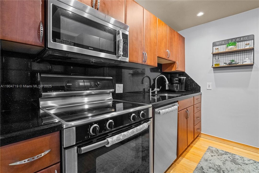 For Rent: $3,200 (2 beds, 2 baths, 996 Square Feet)