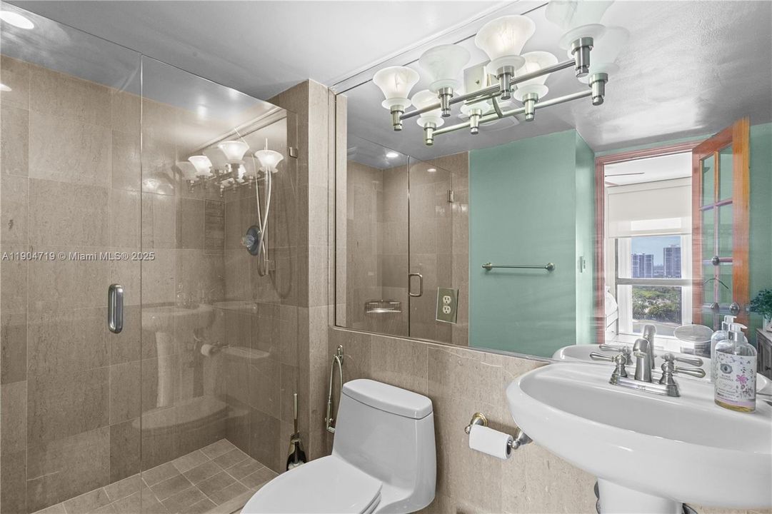 For Rent: $3,200 (2 beds, 2 baths, 996 Square Feet)