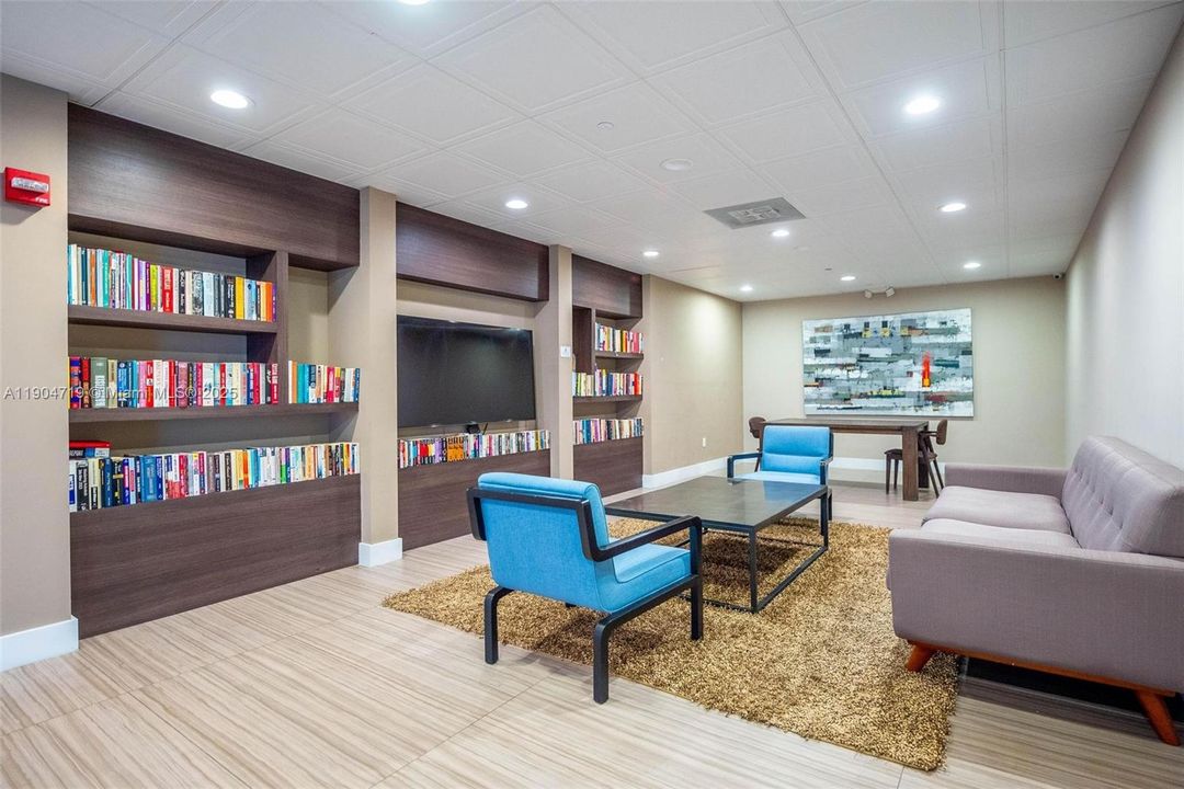 For Rent: $3,200 (2 beds, 2 baths, 996 Square Feet)